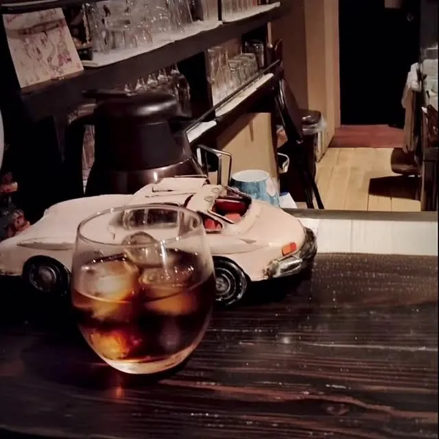 夜が深くなるほど、言葉は少なくてよくなる。